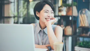 8 Kepribadian Orang yang Suka Tersenyum kepada Orang Asing, Ternyata Punya Karakter Menarik