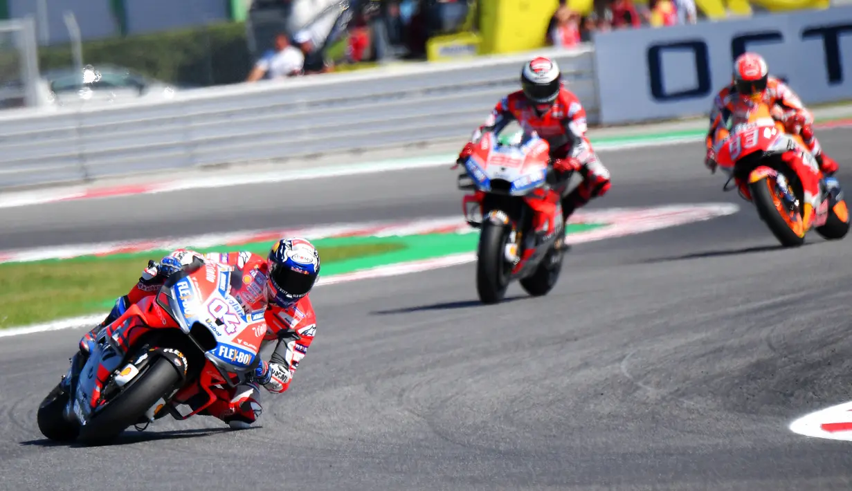 Pembalap Ducati, Andrea Dovizioso saat memimpin disusul pembalap Ducati asal Spanyol Jorge Lorenzo dan pembalap Repsol Honda, Marc Marquez  pada balapan MotoGP San Marino di Sirkuit Marco Simoncelli, Misano (9/9). (AFP FOTO / Tiziana Fabi)