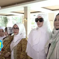 Mewahnya gaya Syahrini saat pergi umrah. 