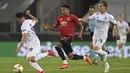 Pemain Manchester United Jesse Lindgard (tengah) mencoba melewati pemain Copenhagen Bryan Oviedo (kiri) dan Robert Mudrazija pada perempat final Liga Europa di Cologne, Jerman, Senin (10/8/2020). Manchester United menang 1-0. (Sascha Steinbach/Pool via AP)