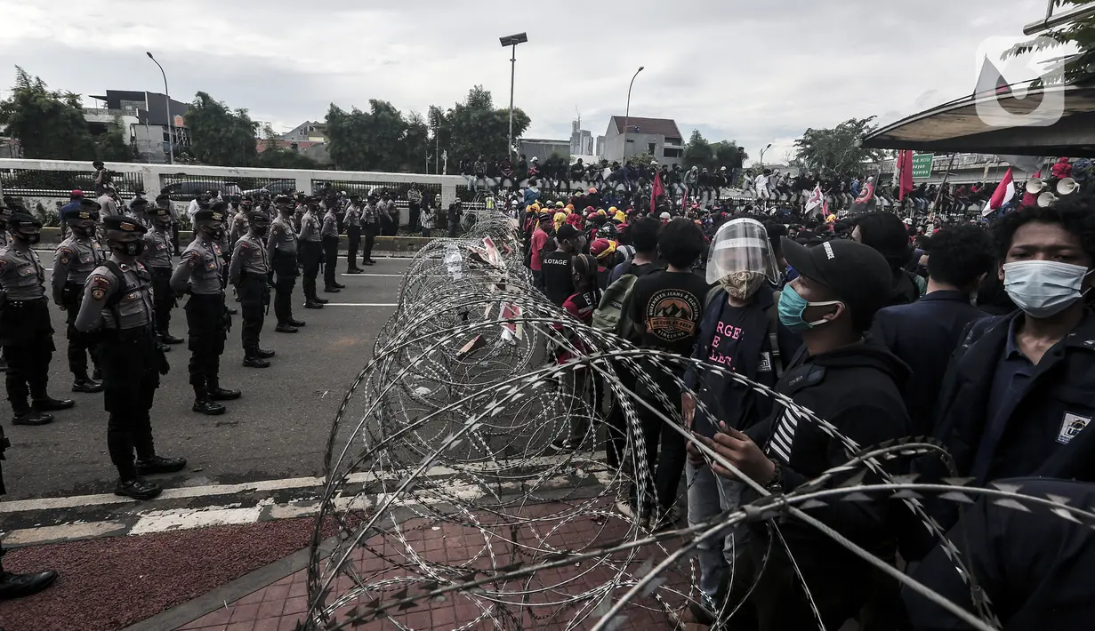 Mahasiswa dan elemen buruh melakukan aksi di depan Gedung DPR/MPR/DPD, Jakarta, Kamis (16/7/2020). Dalam aksinya, mereka menolak pengesahan RUU Cipta Kerja atau Omnibus Law yang saat ini sedang dibahas DPR bersama pemerintah. (Liputan6.com/Johan Tallo)