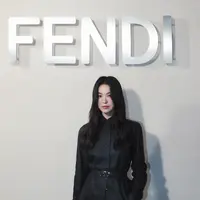 Song Hye Kyo, sebagai brand ambassador global FENDI juga hadir dalam perayaan bersejarah bersama selebritas dunia. Ia tampil berbeda dengan ansambel serba-hitam sambil menenteng tas ikonis warna biru muda. (Foto: Fendi)