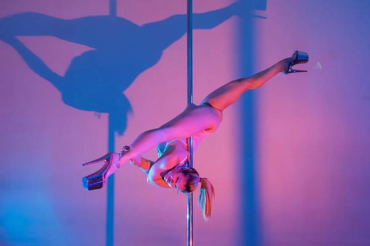 Amy Bond sedang pole dance