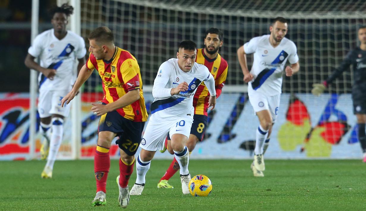 Pemain Inter Milan, Lautaro Martinez, menggiring bola saat melawan Lecce pada laga pekan ke-26 Serie A 2023/2024 di Ettore Giardiniero, Senin (26/02/2024). (AFP/Carlo Hermann)