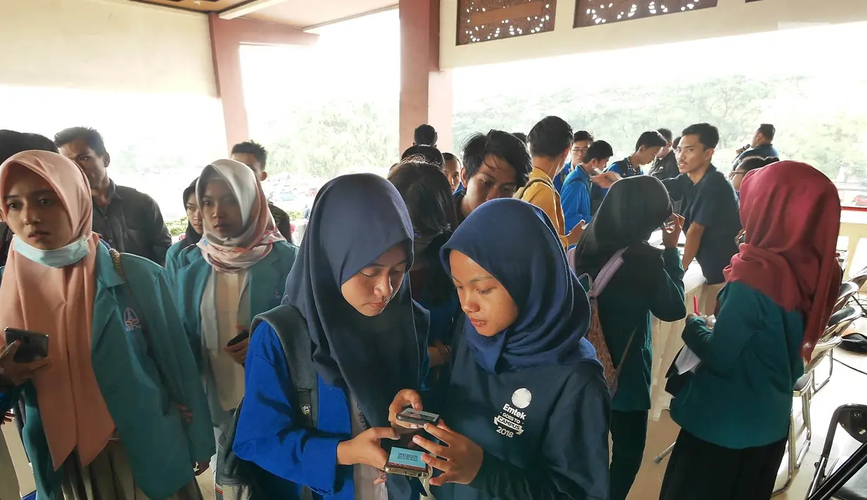 Antrean para peserta Emtek Goes To Campus (EGTC) 2018 untuk memasuki auditorium Universitas Gadjah Mada di Yogyakarta, Rabu (17/10). Acara ini juga menjadi ajang berbagi pengetahuan antar praktisi untuk para mahasiwa. (Liputan6.com/Herman Zakharia)