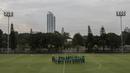 Para pemain Timnas Indonesia diberikan pengarahan saat latihan di Lapangan ABC Senayan, Jakarta, Jumat (12/1/2018). Latihan ini merupakan persiapan jelang laga melawan Islandia. (Bola.com/Vitalis Yogi Trisna)