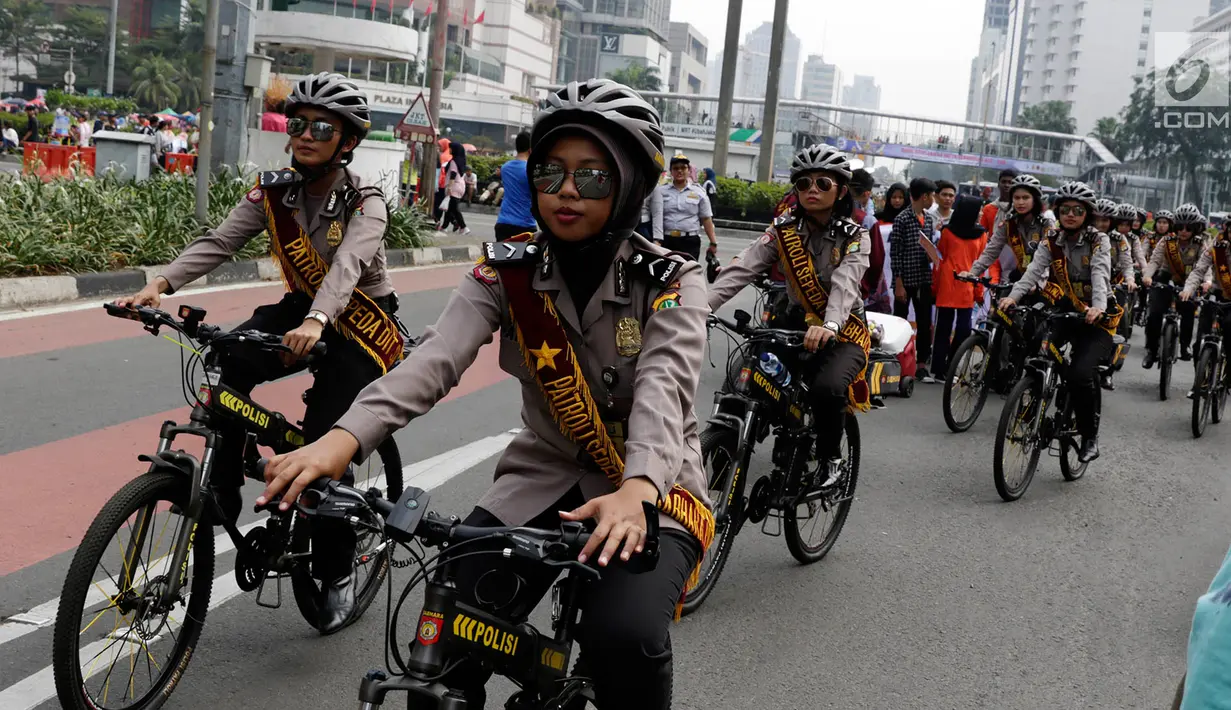 Sejumlah polisi wanita mengendarai sepeda berpatroli di lokasi car free day, Jakarta, Minggu (21/5). Untuk mengamankan CFD, polisi bersepeda rutin berpatroli dengan berkeliling di sepanjang jalan Sudirman-Thamrin. (Liputan6.com/Immanuel Antonius)