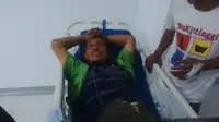 Kondektur Bus Karunia Bakti Teteng Solihin terbaring di rumah sakit. (Liputan6.com/Bima Firmansyah)