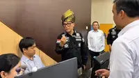 Wakil Menteri Tenaga Kerja Immanuel Ebenezer saat mendatangi perusahaan tahan ijazah mantan karyawan di Pekanbaru. (Liputan6.com/M Syukur)