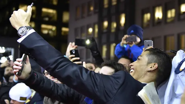 Gagal Raih Ballon d'Or Ronaldo Selfie dan Happy