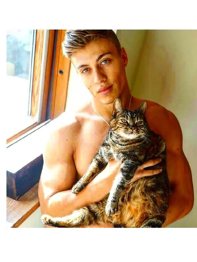 6 Potret Cowok Ganteng Bersama Kucing Peliharaanya Ini Bikin Terpesona