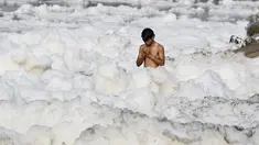 Seorang pria berdoa di Sungai Yamuna yang tercemar di New Delhi, Sabtu (8/7). Umat Hindu India mensucikan dua sungai di India yaitu Sungai Ganggga dan Yamuna. (DOMINIQUE FAGET / AFP)