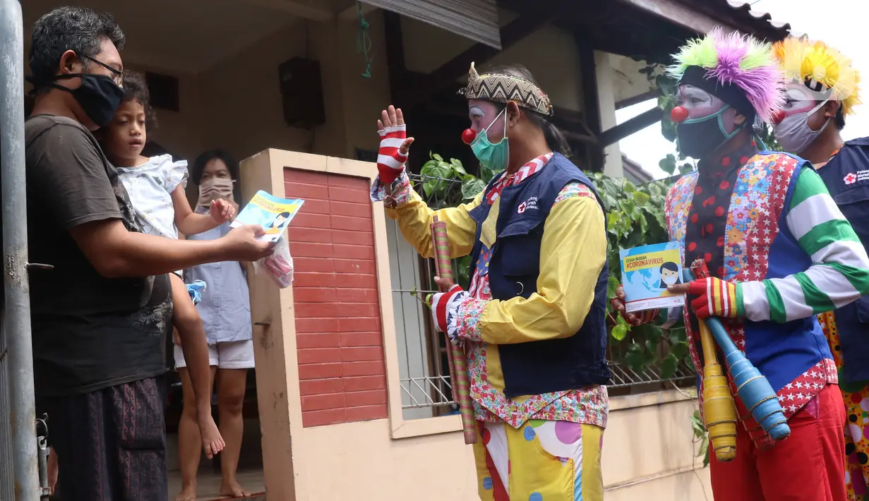 Komunitas Badut Tangerang  Raya (Batara) membagikan paket masker dan sabun cuci tangan gratis kepada warga di Larangan Selatan, Tangerang, Kamis (16/4/2020). PMI Kota Tangerang bersama Batara membagikan masker dan sabun cuci tangan untuk mencegah penyebaran COVID-19. (Liputan6.com/Angga Yuniar)