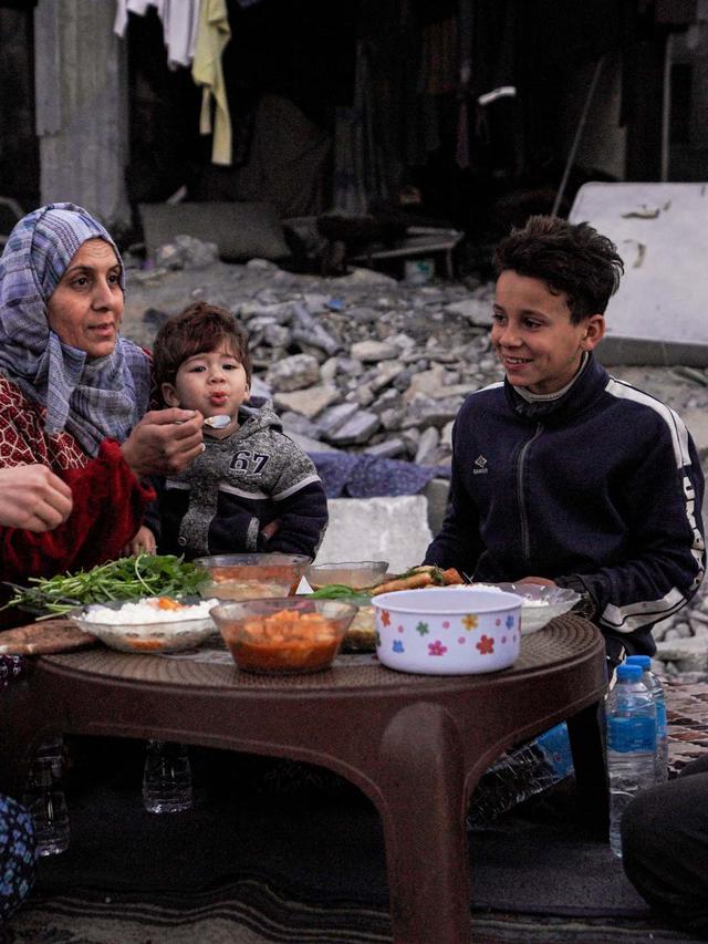 Di Tengah Reruntuhan, Umat Muslim Palestina di Gaza Saat Berbuka Puasa