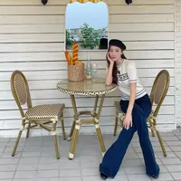 Jika diperhatikan, Jessica Jung seringkali tampil preppy lewat pilihan busana dan gayanya. Di sini, ia terlihat mengenakan kaus berbahan rajut dengan lengan balon dari Christian Dior, celana jeans cutbray, dan topi beret. Foto: Instagram @jessica.syj.