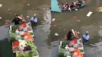 Viral Video Pedagang Sayur Berjualan di Tengah Banjir, Warganet: Kaya Pasar Apung