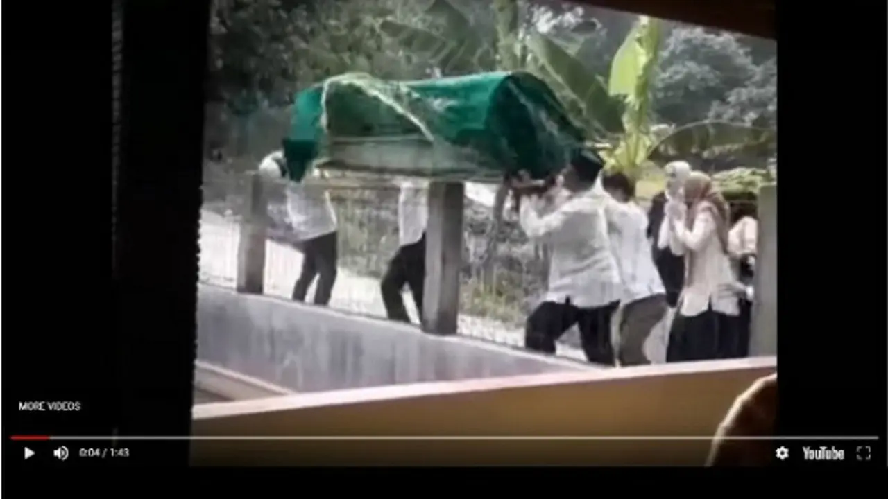 Keganjilan di Video Viral Keranda Tercebur Kolam