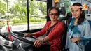 Kebaya tidak hanya dikenakan oleh pramudi saja. Pemandu wisata yang ikut serta berkeliling dengan bus tingkat juga tampak menggunakan baju khas wanita Indonesia itu (Liputan6.com/Johan Tallo)