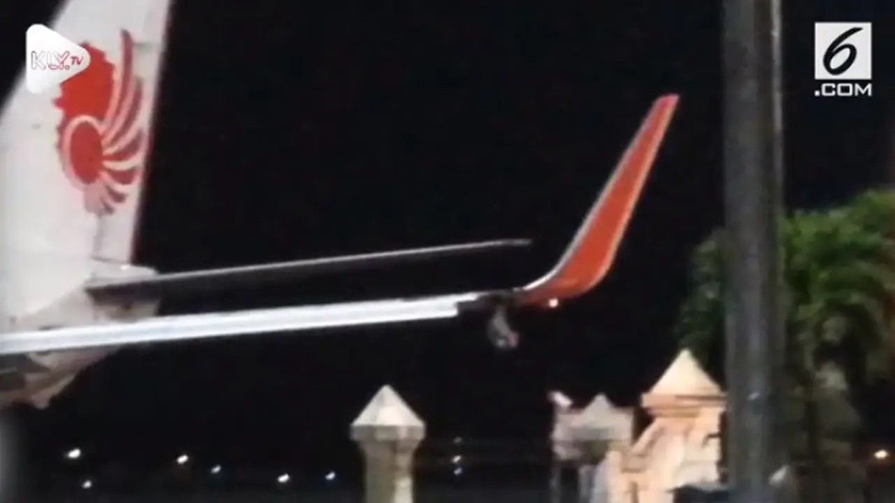 Sayap lion air tabrak tiang (foto: capture KLY.TV)