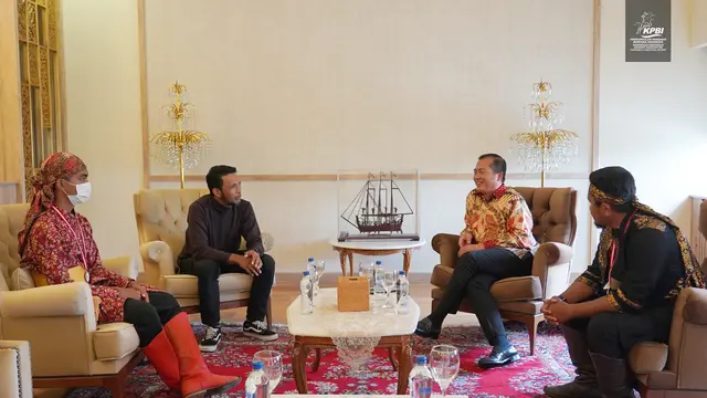 Kharisma Zaky saat naik naik podium sebagai Juara I Turnamen Panahan Berkuda Kategori Senior. (Dokumentasi KBRI Ankara)