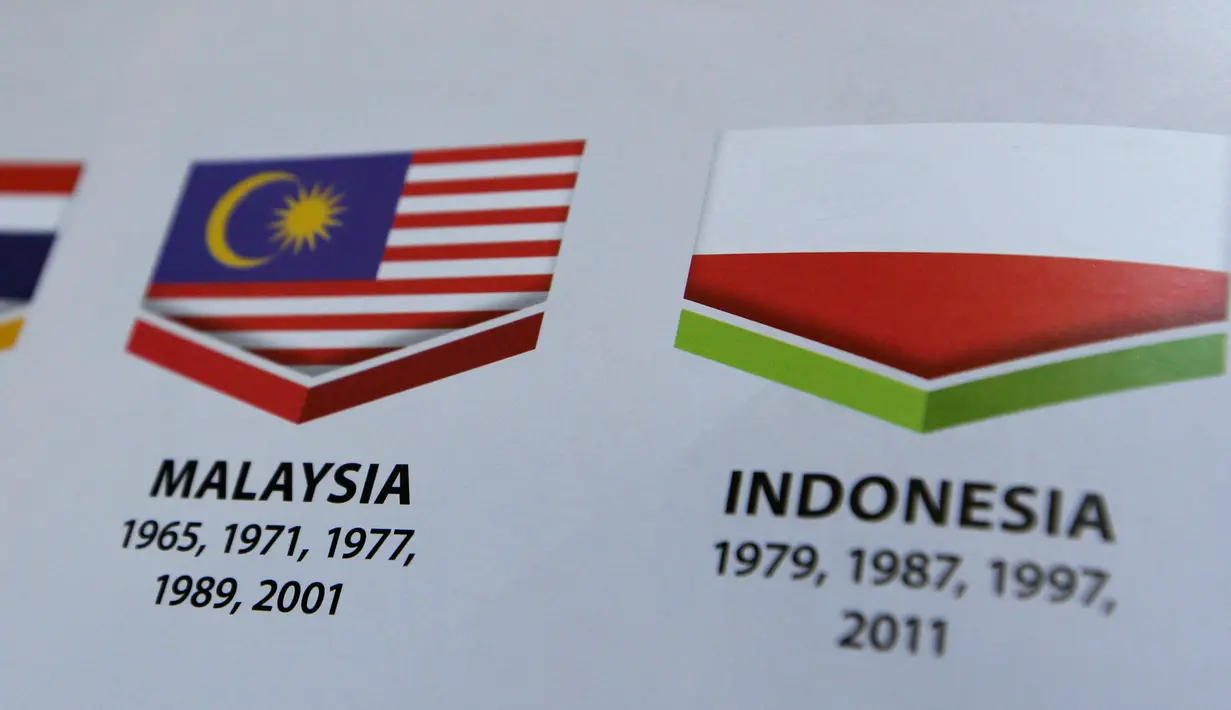 Bendera Indonesia tercetak terbalik pada buku panduan yang dibagikan dalam pembukaan SEA Games 2017 di Stadion Bukit Jalil, Kuala Lumpur, Malaysia, Sabtu (19/8). Bendera merah putih Indonesia tercetak terbalik, yakni menjadi putih merah. (AP Photo/Yau)