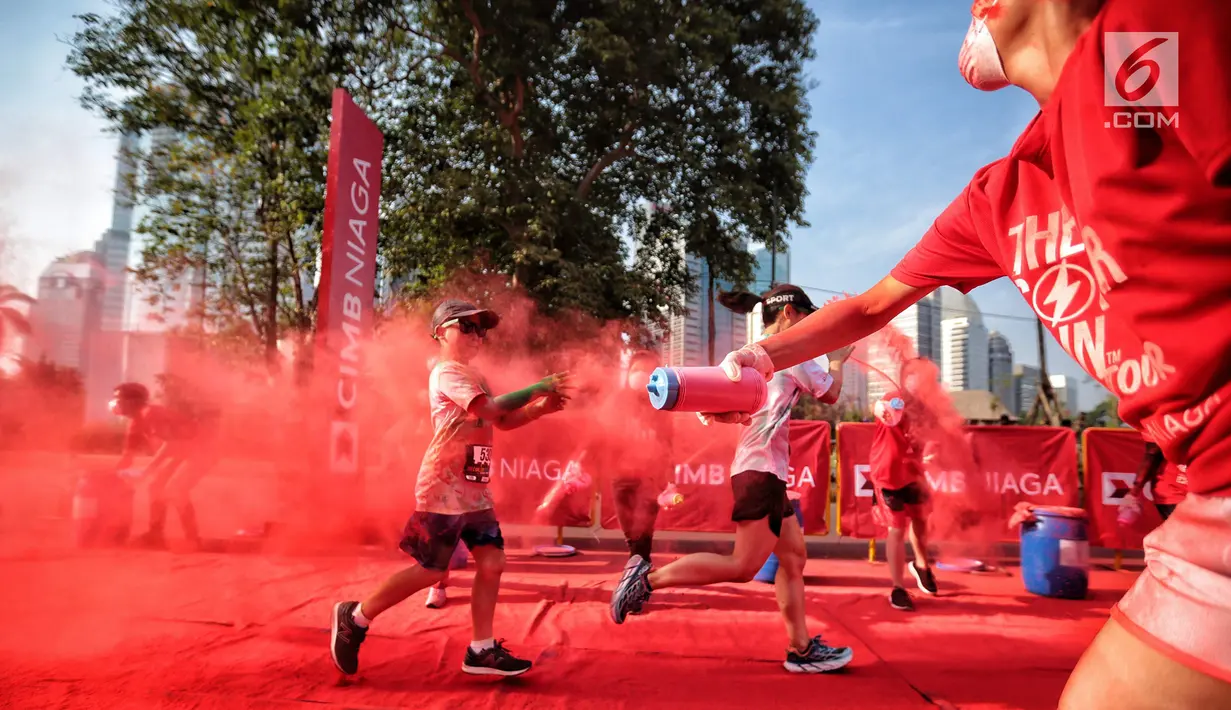 Seorang anak saat mengikuti lari santai The Color Run di kawasan komplek Gelora Bung Karno, Jakarta, Minggu (16/9). Sebanyak 13.000 peserta mengikuti The Color Run. (Liputan6.com/Faizal Fanani)