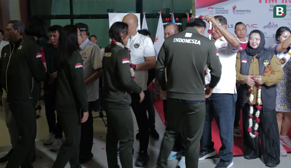 Para atlet mendapat kalung bunga saat acara penyambutan atlet SEA Games 2025 di Bandara Soekarno-Hatta, Tangerang, Selasa (16/12/2025). (Bola.com/M Iqbal Ichsan)