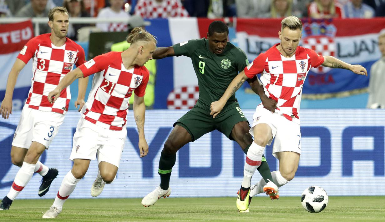 Gelandang Kroasia, Ivan Rakitic, berebut bola dengan Striker Nigeria, Odion Ighalo, pada laga Piala Dunia di Stadion Kaliningrad, Rusia, Minggu (17/6/2018). Kroasia menang 2-0 atas Nigeria. (AP/Petr David Josek)