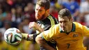 Pemain belakang Timnas Spanyol, Sergio Ramos (kiri) berebut bola dengan penyerang Australia, Matthew Leckie, di laga penyisihan Piala Dunia 2014 Grup B di Stadion Baixada, Curitiba, Brasil, (23/6/2014). (REUTERS/Stefano Rellandini)