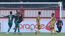 Pemain Persebaya merayakan gol David Aparecido Da Silva (kedua kiri) saat melawan Bhayangkara FC pada lanjutan Go-Jek Liga 1 Indonesia bersama Bukalapak di Lapangan PTIK, Jakarta, Rabu (11/7). Laga berakhir imbang. (Liputan6.com/Helmi Fthriansyah)