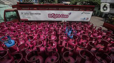 Gas elpiji terlihat di salah satu agen di Rawasari, Jakarta, Selasa (12/7/2022). Ditengah kenaikan harga gas LPG nonsubsidi seperti Bright Gas dan tabung elpiji 12 kg, Manajemen PT Pertamina Patra Niaga memastikan harga untuk LPG subsidi 3 kg tidak mengalami kenaikan atau tetap. (Liputan6.com/Faizal Fanani)