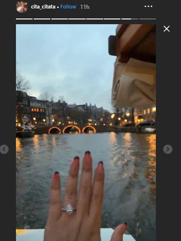 Cita Citata dilamar Roy Geurts di Belanda, romantis beri cincin di Canals.  (Sumber: Instagram/cita_citata)