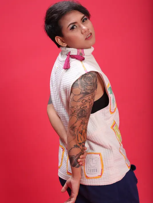 "Saya juga memang sudah saatnya berfikir bagimana caranya menjalani hidup tanpa dia. Kita harus punya persiapan jalani hidup sendiri," ujar Evelyn, di kawasan Tendean, Jakarta Selatan, Rabu (17/5/2017). (Bambang E. Ros/Bintang.com)