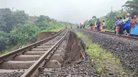 Jalur rel kereta api (KA) Bogor-Sukabumi longsor. Seluruh perjalanan KA Pangrango pun dibatalkan. (Liputan6.com/Achmad Sudarno)