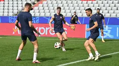 Pemain Serbia #07 Dusan Vlahovic (tengah), #10 Dusan Tadic (2 kanan) dan #09 Aleksandar Mitrovic menghadiri sesi latihan MD-1 salaam turnamen EURO 2024, di Munich Football Arena di Munich, Rabu (19/6/2024). (MIGUEL MEDINA / AFP)
