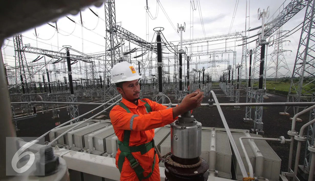 Pekerja tengah memasang Trafo IBT 500,000 Kilo Volt di Gardu induk PLN Balaraja, Banten, Kamis (16/12). Pemasangan terafo tersebut diperuntukan untum perkuatan sistem kelistrikan Jakarta-Banten. (Liputan6.com/Angga Yuniar)