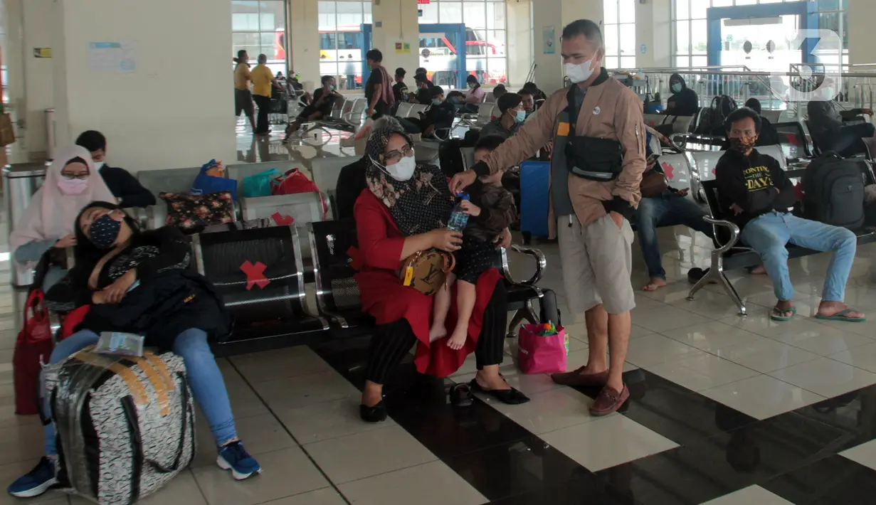Calon penumpang menunggu pemberangkatan di Terminal Pulo Gebang, Jakarta, Selasa (4/5/2021). Jumlah penumpang yang berangkat dari Terminal Pulo Gebang terus meningkat jelang diberlakukannya aturan larangan mudik Lebaran mulai 6 Mei-17 Mei 2021. (Liputan6.com/Herman Zakharia)