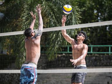 Pemain voli pantai putra Indonesia,&nbsp;Danangsyah Yudistira Pribadi (kanan) melakukan spike ke arah Ade Candra&nbsp;Rachmawan saat latihan persiapan SEA Games 2021 di Padepokan Voli Jenderal Kunarto, Sentul, Rabu (27/04/2022). (Bola.com/Bagaskara Lazuardi)