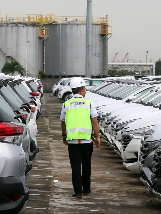 Pekerja mengecek mobil baru siap ekspor di IPC Car Terminal, Jakarta, Rabu (27/3). Pemerintah berencana memacu ekspor industri otomotif dengan harmonisasi skema PPnBM, yaitu tidak lagi dihitung dari kapasitas mesin, tapi pada emisi yang dikeluarkan kendaraan bermotor.  (Liputan6.com/Johan Tallo)