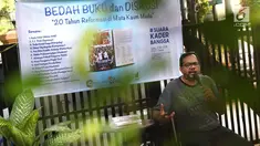 Aktivis HAM Haris Azhar menjadi pembicara dalam bedah buku dan diskusi bertajuk “20 Tahun Reformasi di Mata Kaum Muda”, Jakarta (5/5). Acara mengulas pandangan peran generasi muda Indonesia sebagai insan penerus bangsa. (Liputan6.com/Immanuel Antonius)
