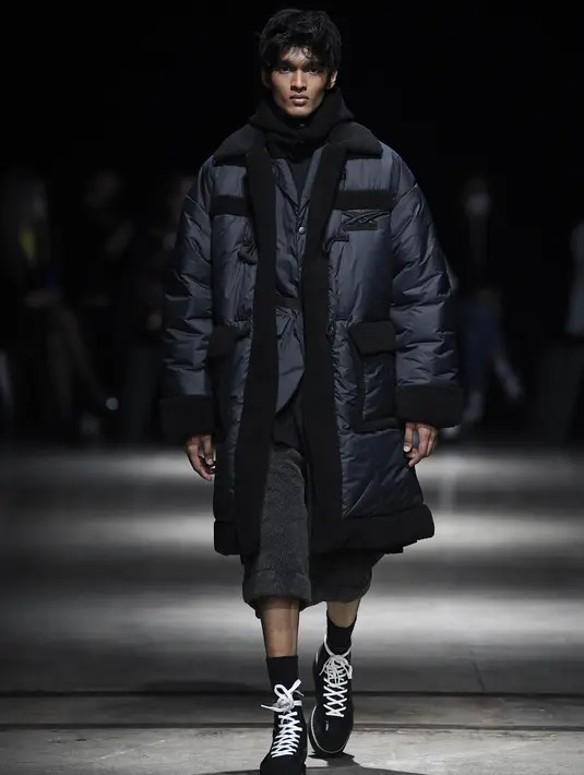 Sedikit kesan Gothic&Girlie dengan sentuhan gaya rock modern pada velour dress, mini dress dengan drawstring waist, dan jaket untuk menghormati Sukajan bisa ditumpuk dengan jaket nylon, jaket boa, maxi Bermuda pants bermaterial sama atau mini-length pleated skirt. Foto: Document/Onitsuka Tiger.