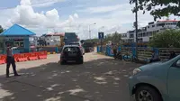 Kondisi di pelabuhan feri Kariangau Balikpapan, pada Kamis (5/5/2022). (Liputan6.com/Apriyanto)