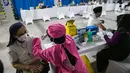 Petugas kesehatan menyuntikan vaksin COVID-19 kepada seorang pemuka agama di Mesjid Istiqlal, Jakarta, Selasa (23/2/2021). Pemuka agama yang mengikuti vaksinasi ini mencapai ribuan orang. (Liputan6.com/Faizal Fanani)