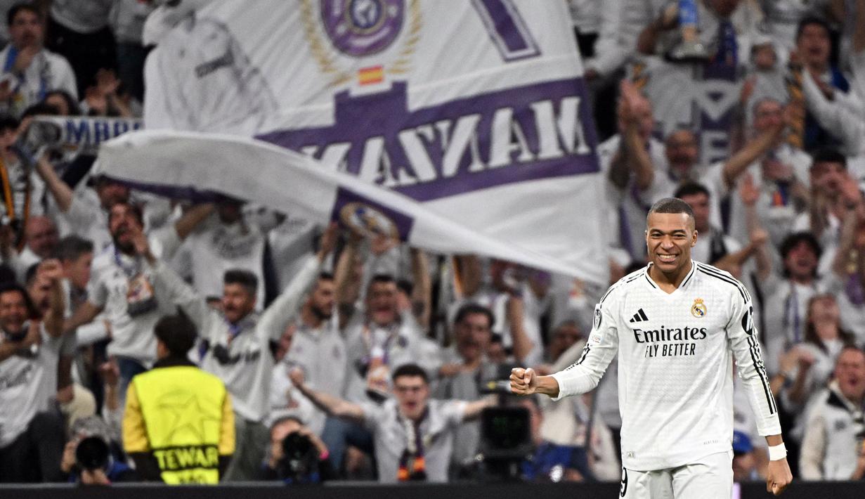 Pemain Real Madrid, Kylian Mbappe merayakan golnya ke gawang Manchester City dalam laga leg 2 babak play off Liga Champions 2024/2025 di Santiago Bernabeu, Madrid, Rabu (19/02/2025) waktu setempat. (AFP/Javier Soriano)