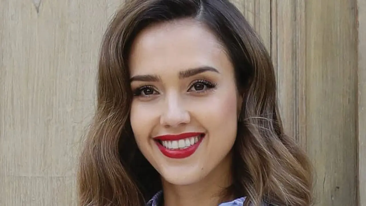 Trik Cerdas Aplikasikan Maskara Ala Jessica Alba
