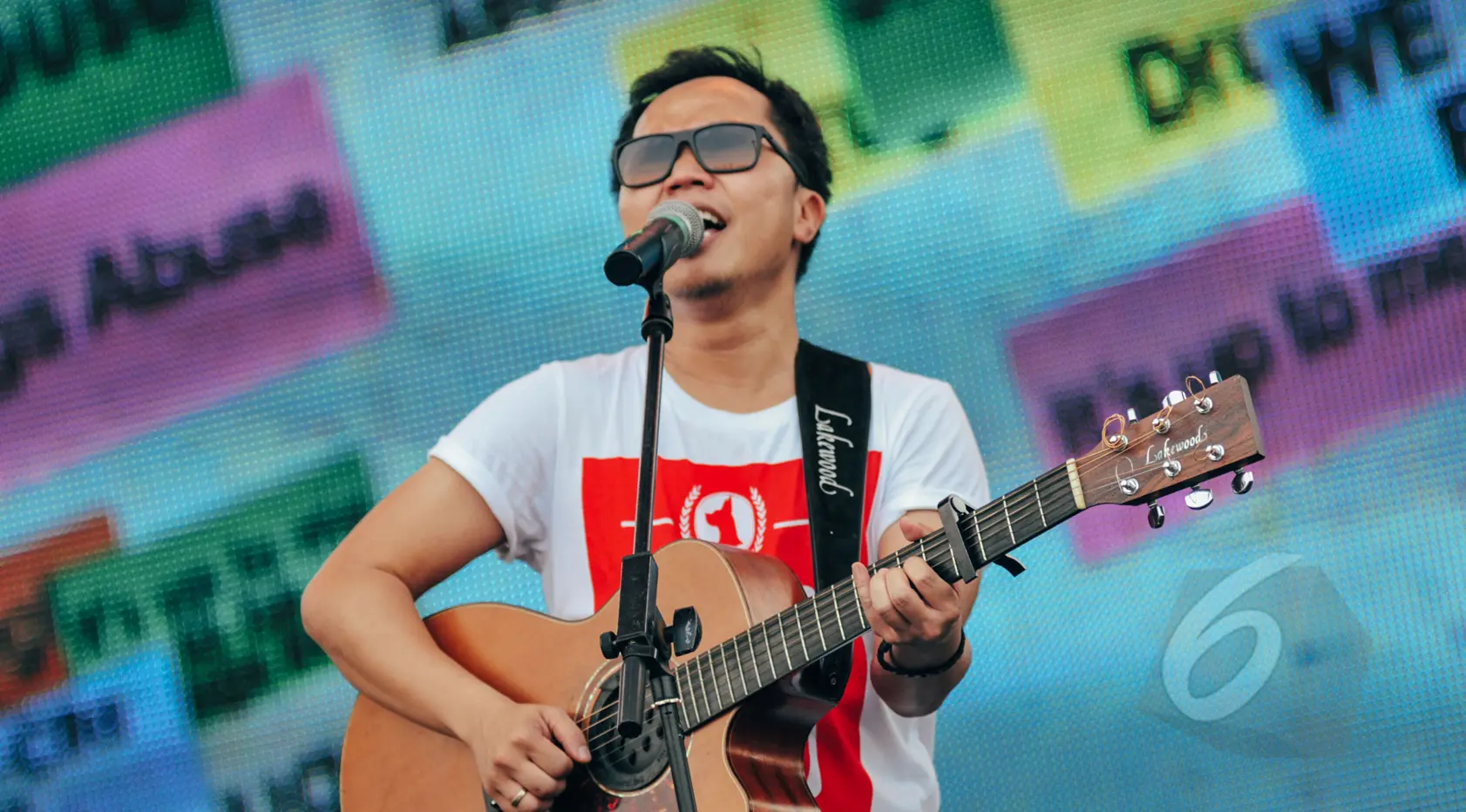 Dengan suara serak andalannya, Sandhy Sondoro sukses meramaikan Konser Drug Free Asia Afrika di Kawasan Monas, Jakarta, Minggu (19/4). Konser dalam rangkaian KAA itu sebagai kampanye pencegahan penyalahgunaan narkotik. (/Faizal Fanani)
