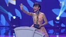Penyanyi dangdut Tasya Rosmala menerima piala untuk kategori penyanyi dangdut pendatang baru wanita terpopuler dalam ajang Indonesian Dangdut Awards 2017 di Studio 6 EMTEK CITY, Jakarta, Jumat (13/10). (Liputan6.com/Herman Zakharia)