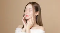 Ilustrasi perempuan menggunakan lip tint untuk sehari-hari. (c) Besphotographer@gmail.com/Depositphotos