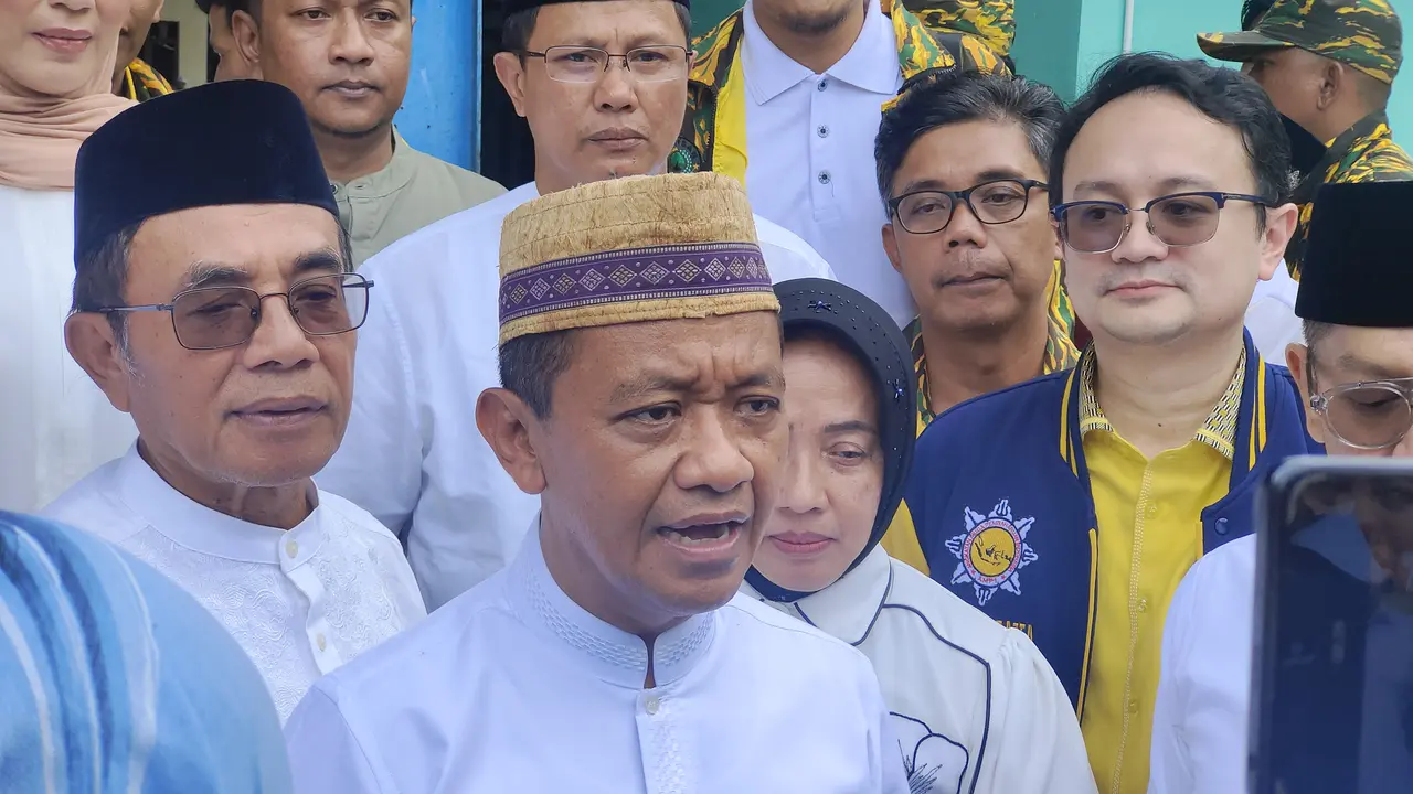 Ketua Umum Partai Golkar, Bahlil Lahaladalia bersilahturahmi dengan santri dan pengurus Pondok Pesantren Darut Tauhid, Purworejo, Jawa Tengah.