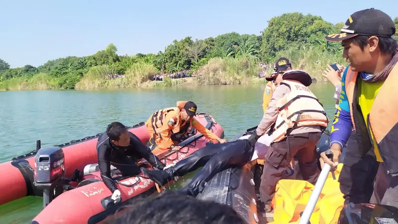 Tim SAR gabungan menemukan jenazah korban jatuhnya pesawat cessna di Indramayu.